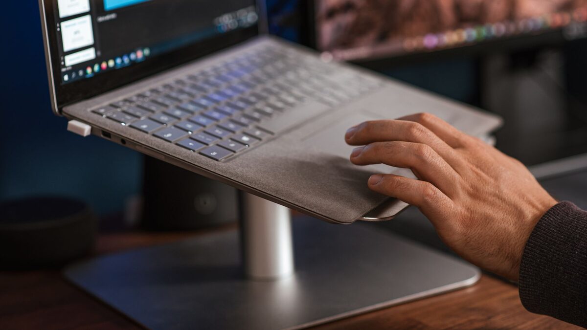 ノートPCスタンドを使ったデスク環境