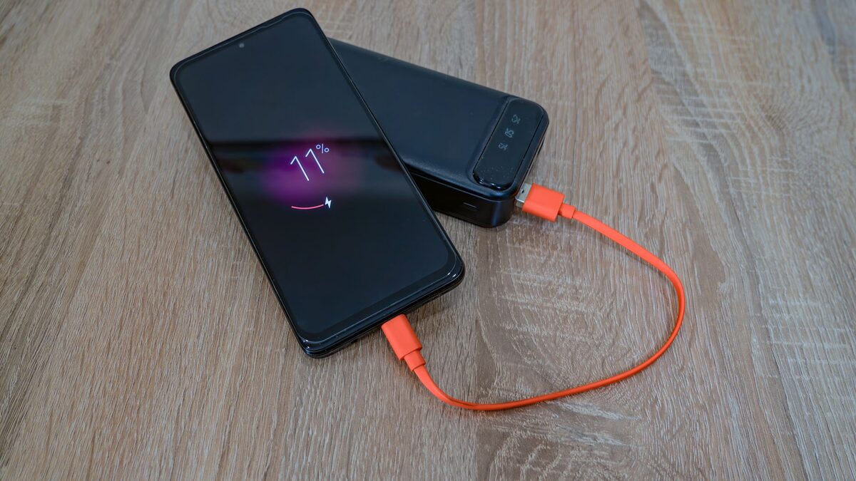 モバイルバッテリーでスマートフォンを充電している様子
