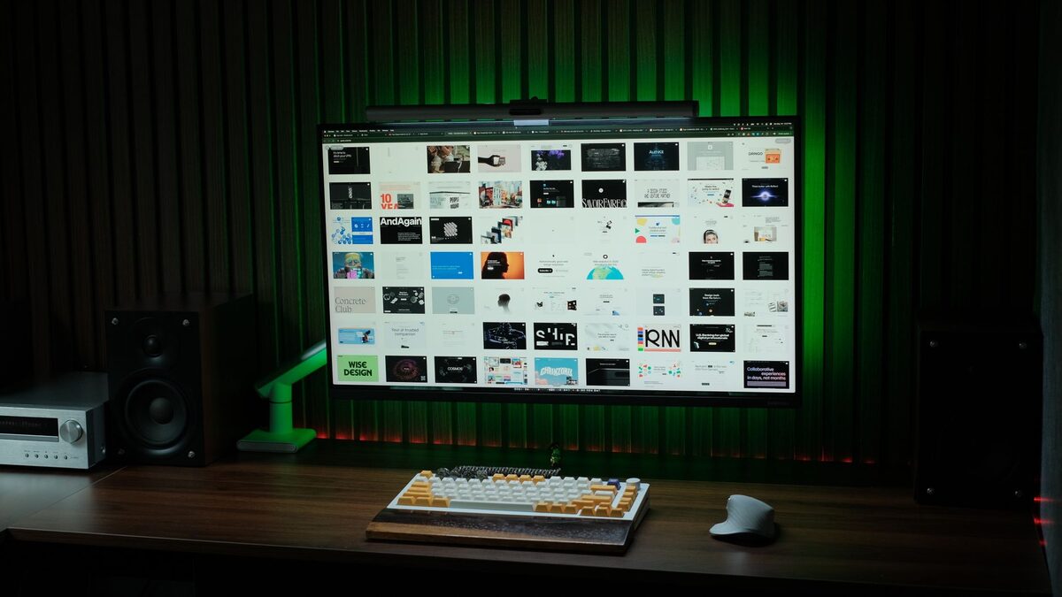 モニターとデスク照明を備えた作業スペース