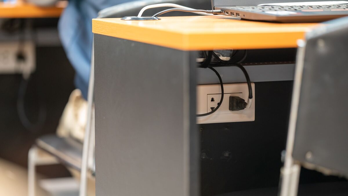 デスク周りの電源とケーブルを整理した作業スペース