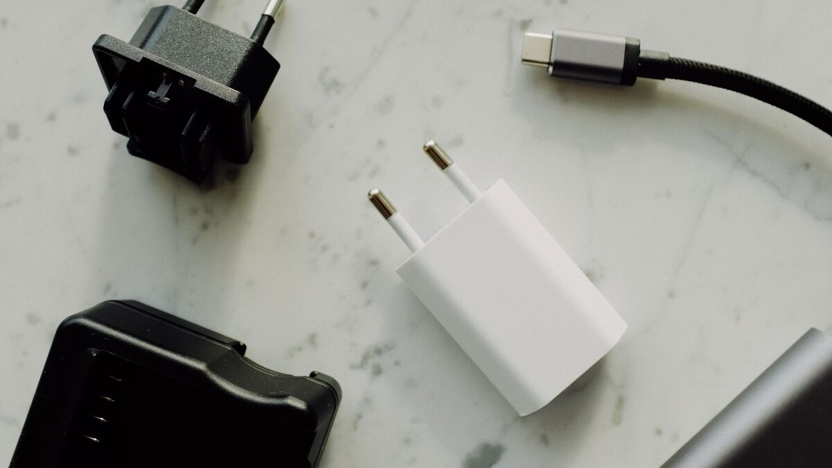 USB-C充電器とケーブルを並べたデスク