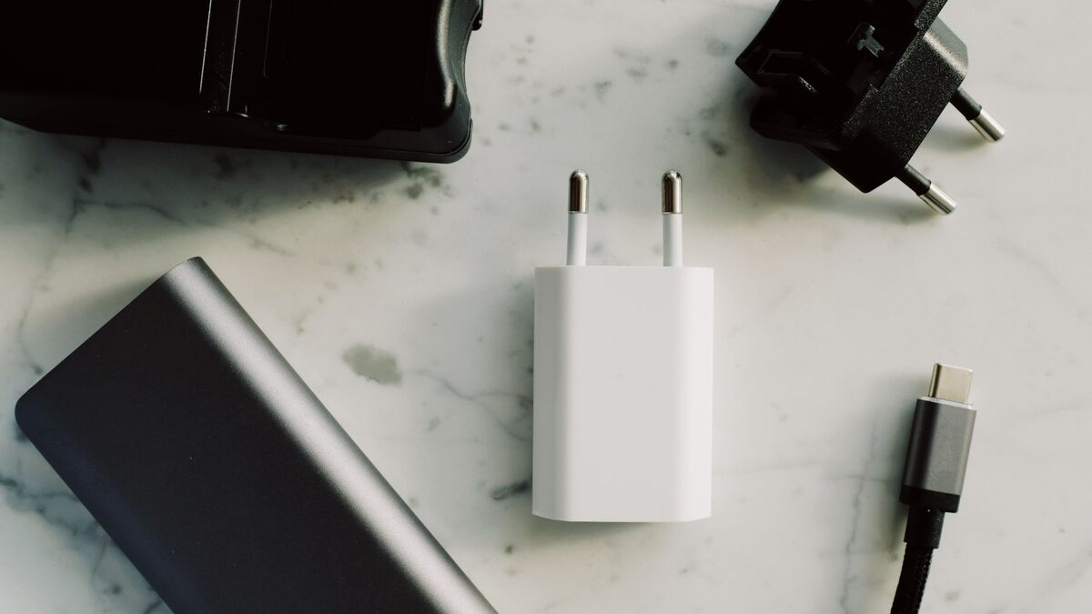 USB-C充電器とケーブルを並べたデスク